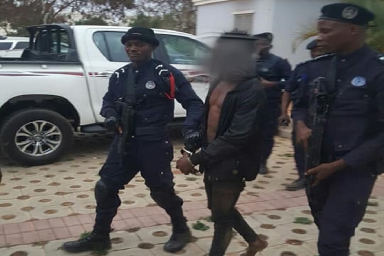Polícia Nacional prende suposto efectivo que burlou Comerciantes em Luanda