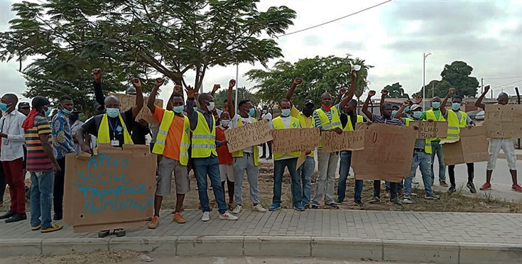 Trabalhadores da Unidade Técnica de Gestão e Saneamento de Luanda com aviso de Despedimento em mãos.
