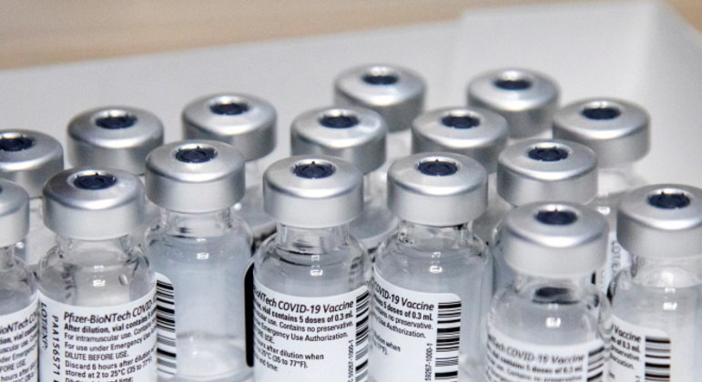 Pfizer prevê vender 33,5 mil milhões de dólares em vacinas anticovid-19 neste ano