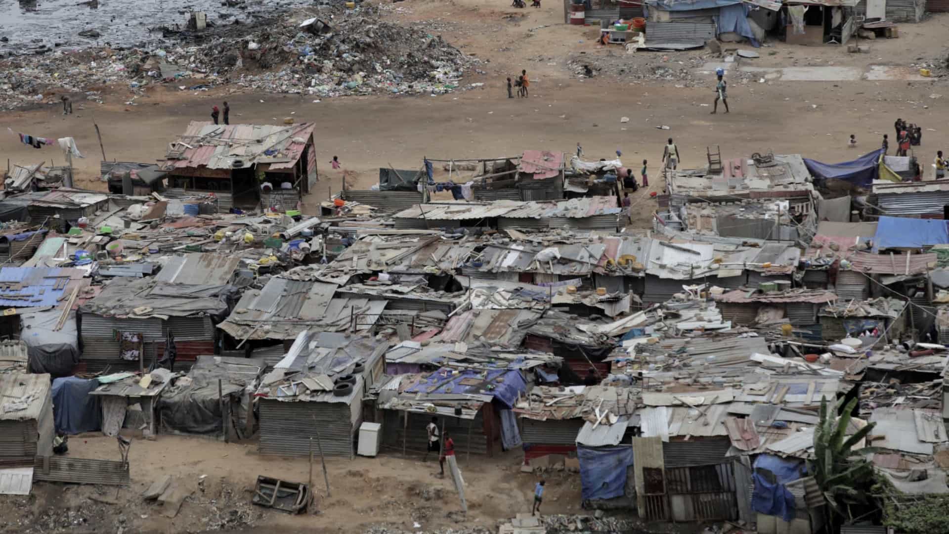 ONG condena “situação degradante” de mais de 500 famílias do Bairro Povoado