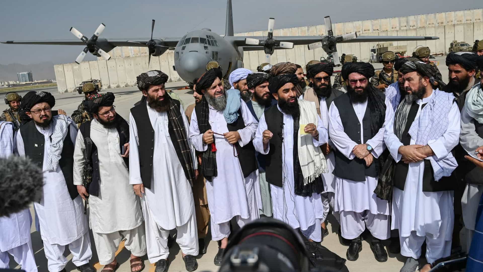Talibãs assumem controlo do aeroporto de Cabul
