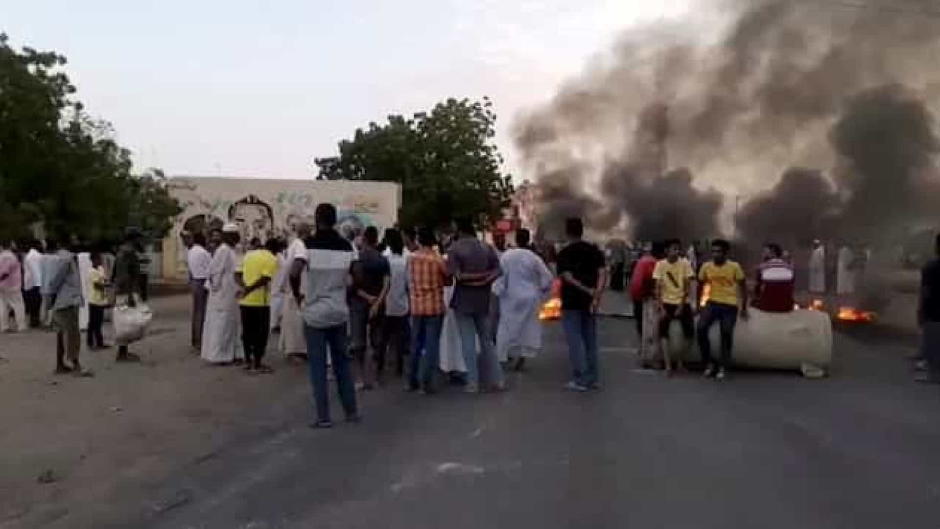 Manifestantes contra o golpe de Estado no Sudão mantêm-se nas ruas