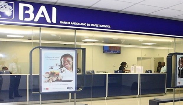 Participações nos bancos BAI e Económico à venda