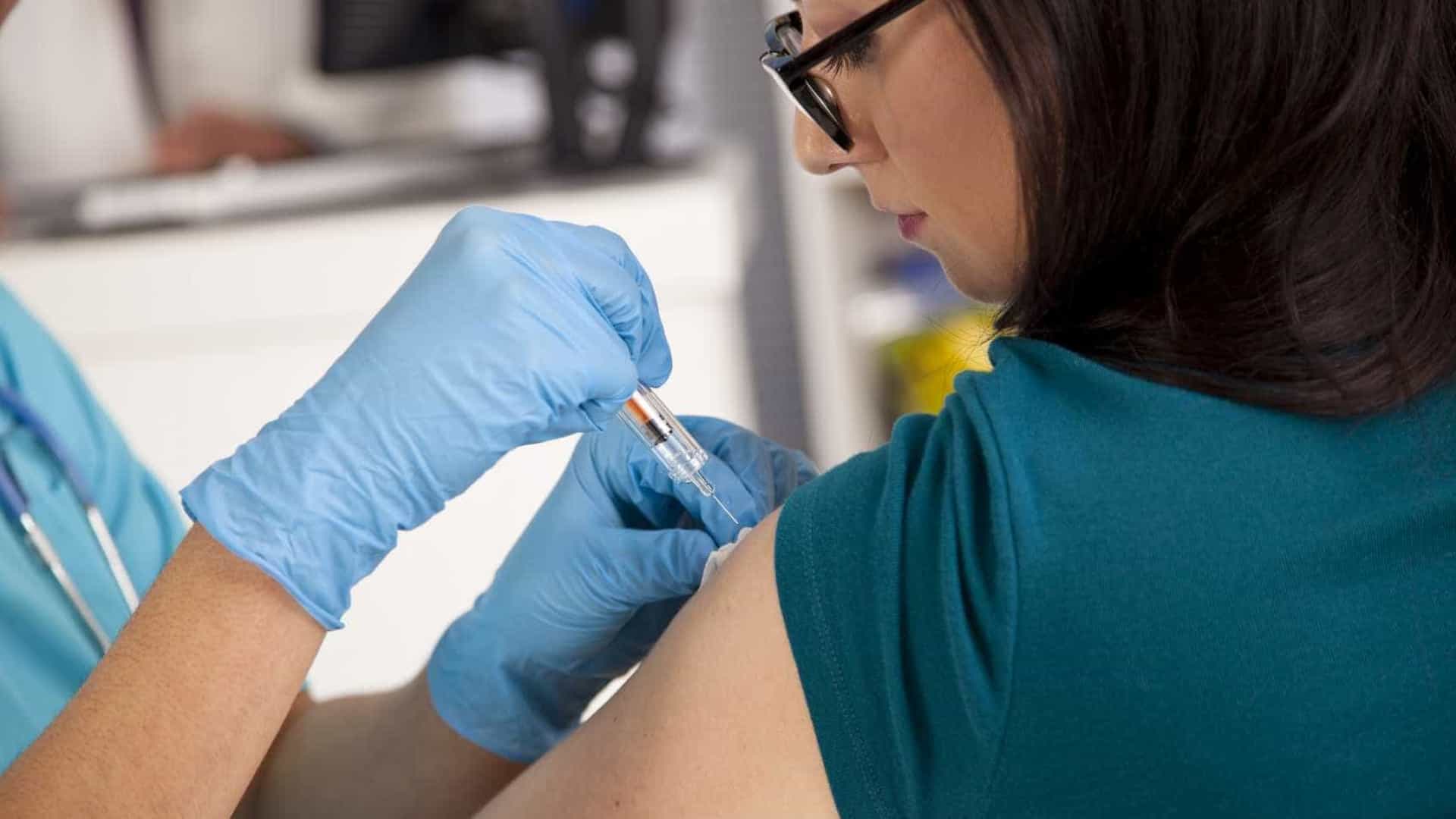 Vacinas contra a Covid-19 são eficazes contra Ómicron, diz OMS