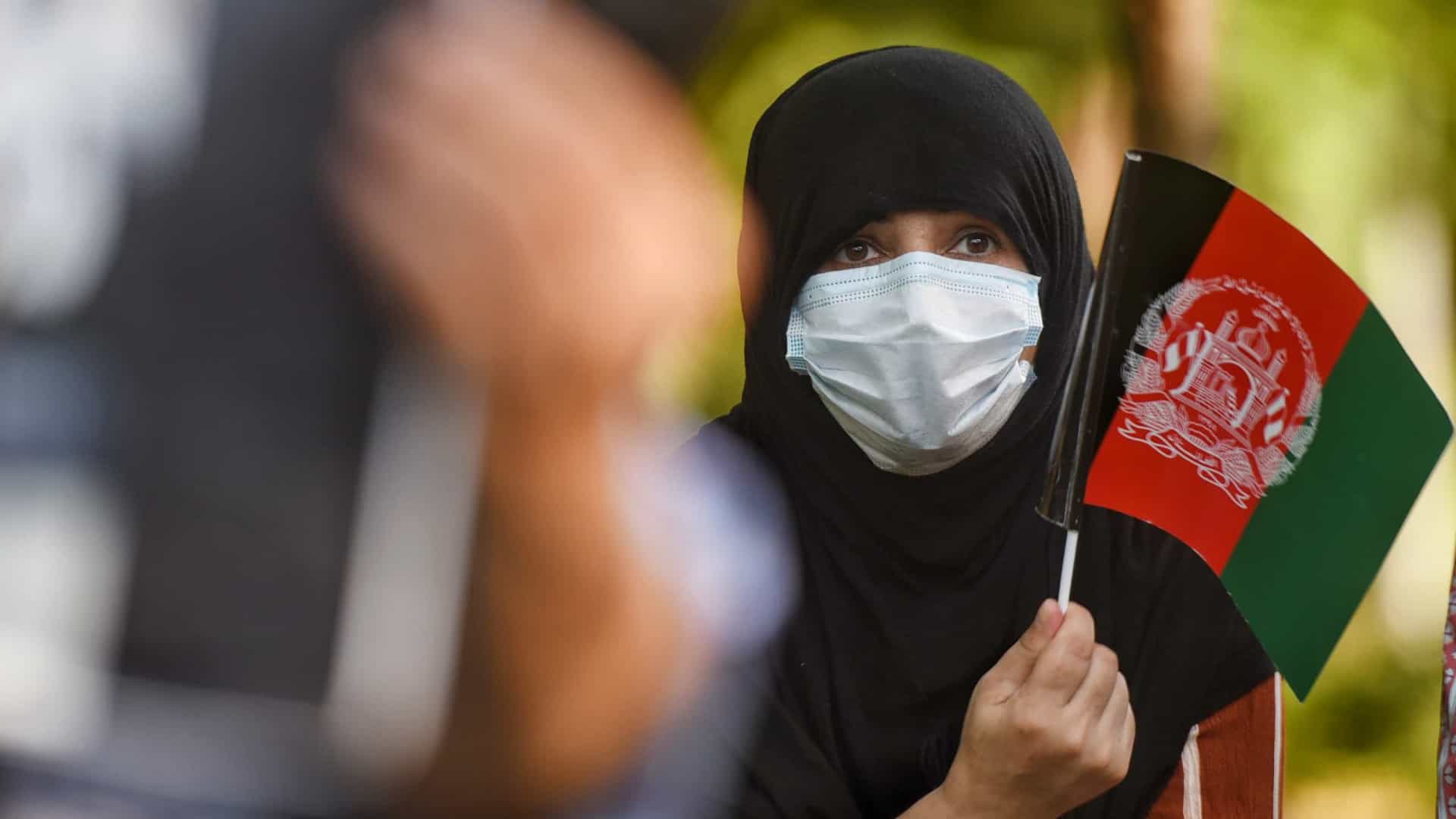 Mulheres afegãs manifestam-se pelos seus direitos