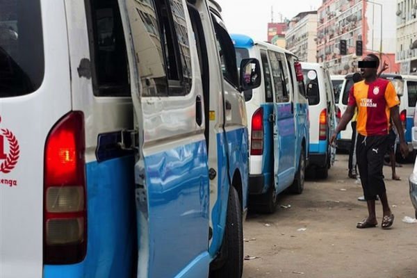 Taxistas paralisam serviços a partir da próxima segunda-feira