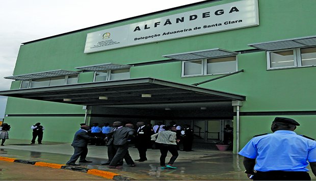 Reaberta a fronteira terrestre com a Namíbia