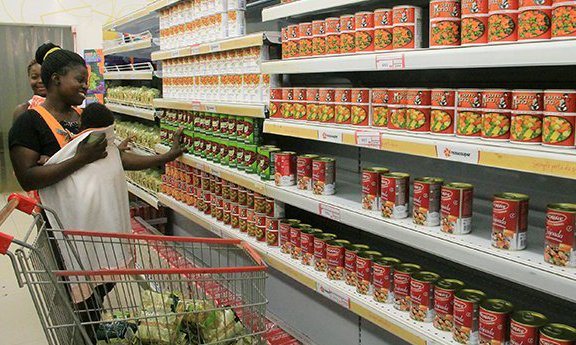 Preços dos bens da cesta básica com ligeira queda nos supermercados