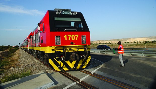Comboio expresso inaugural chega ao Luau com 60 passageiros