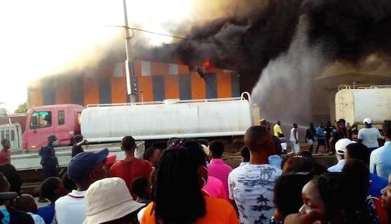 Incêndio destrói shopping Lindeza no Cazenga