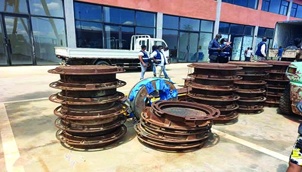 Marginais voltam a furtar tampas de sarjetas