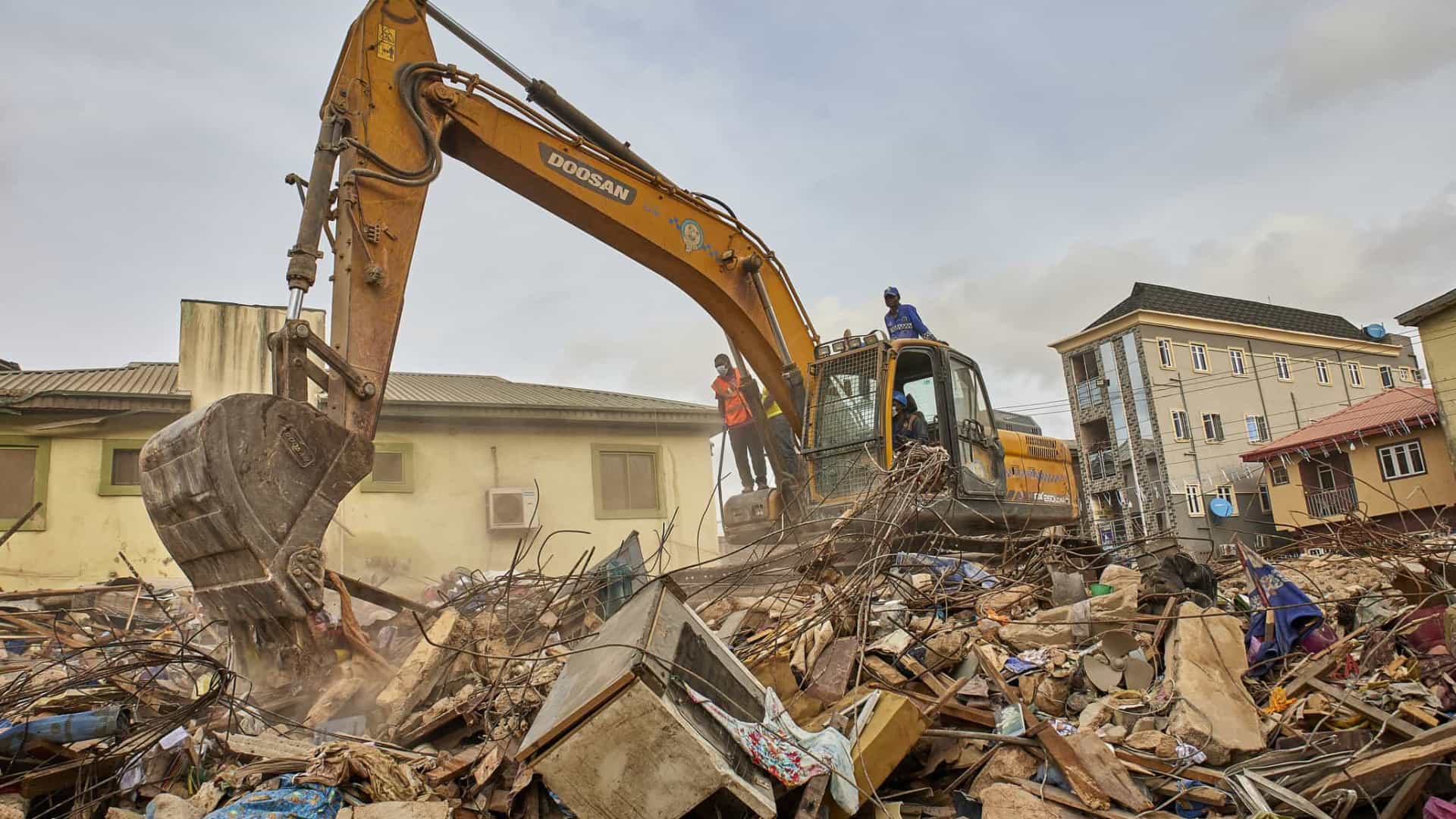 Subiu para 10 o número de mortes devido a colapso de edifício na Nigéria