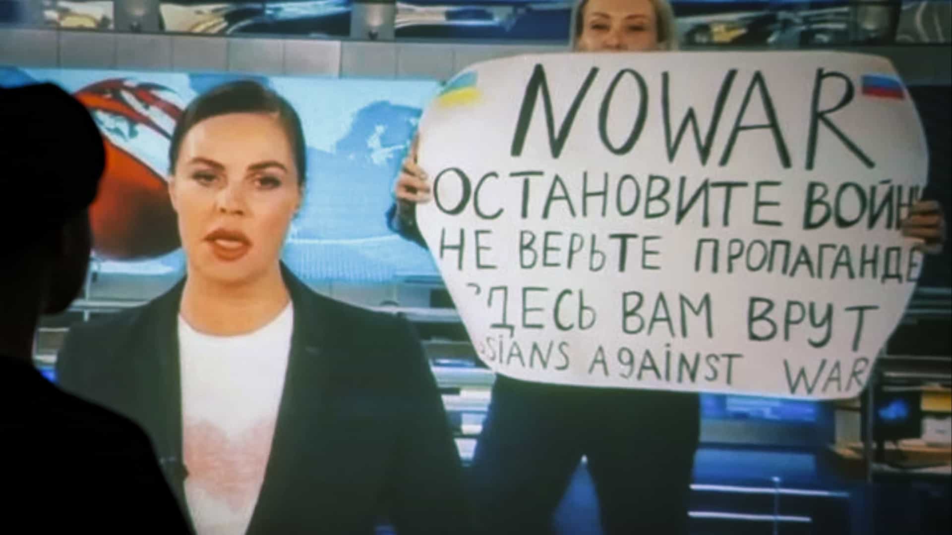 Libertada jornalista russa que mostrou cartaz contra a guerra na TV