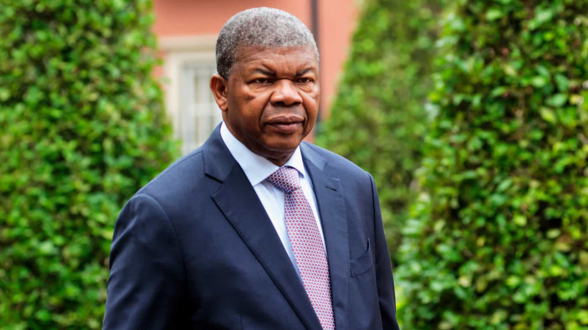 Presidente angolano falou hoje com homólogo Volodymyr Zelensky