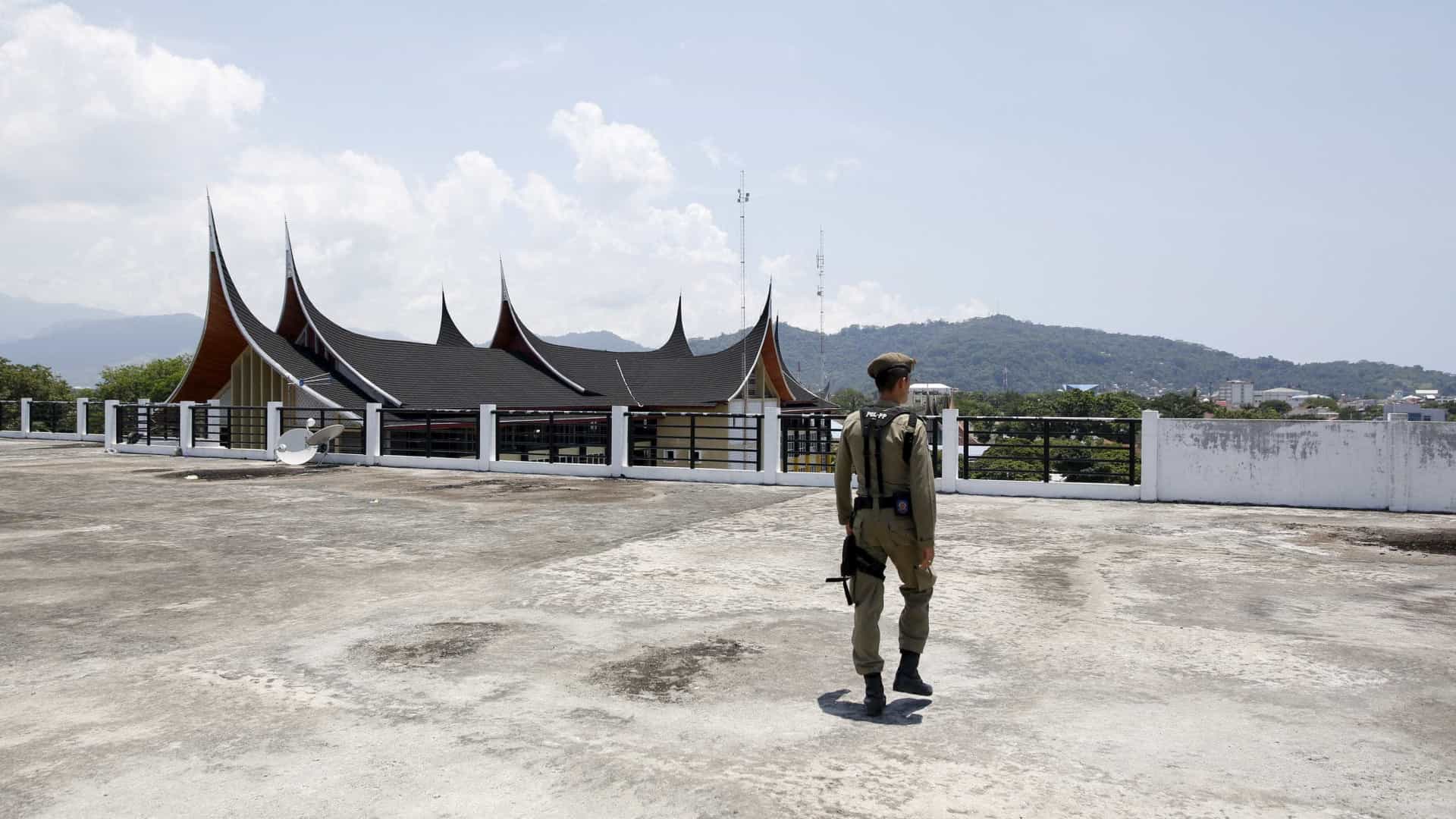 Polícia indonésia investiga agentes após incidentes no estádio em Java