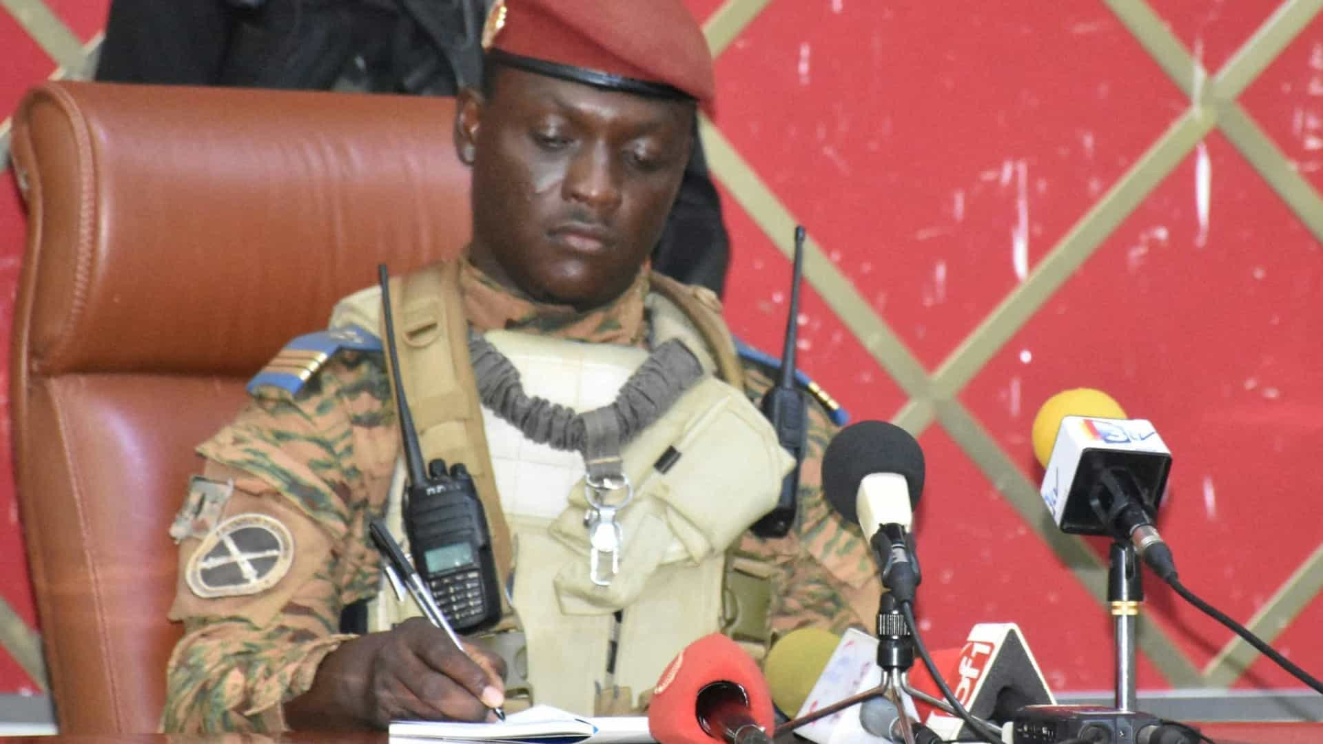 Capitão Ibrahim Traoré oficialmente nomeado Presidente do Burkina Faso
