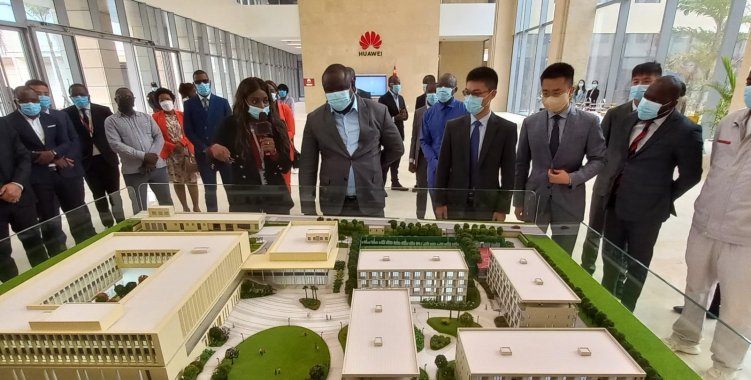 João Lourenço inaugura parque tecnológico da Huawei em Luanda