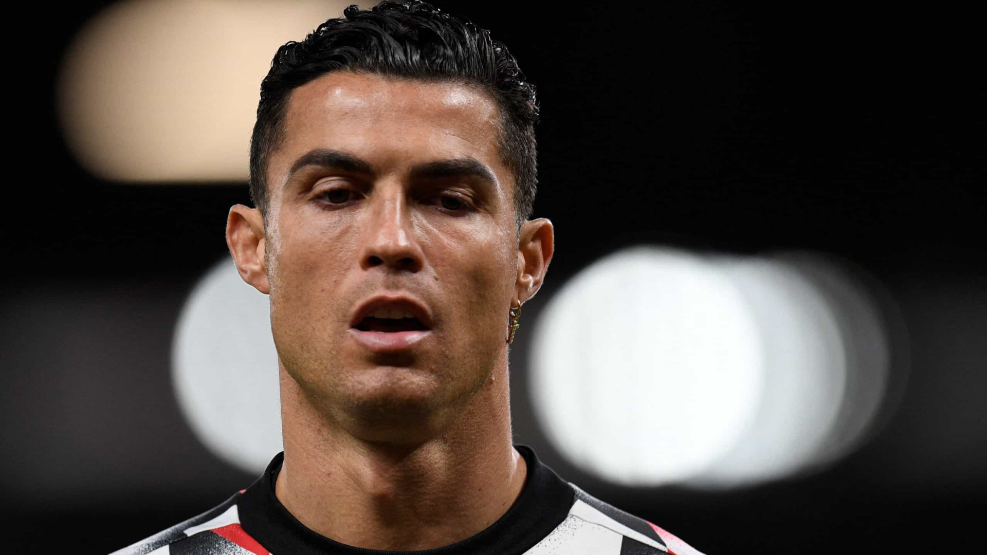 “Senti-me traído”. Cristiano Ronaldo arrasa United e já ‘chovem’ reações