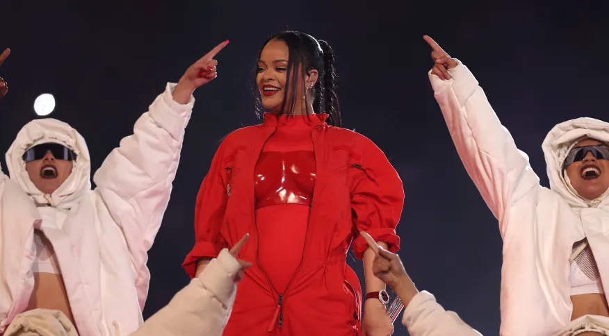 Rihanna aparece grávida do segundo filho em show do intervalo do Super Bowl