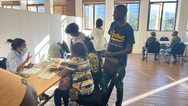 Iniciou o processo de emissão de documentos de angolanos na África do Sul