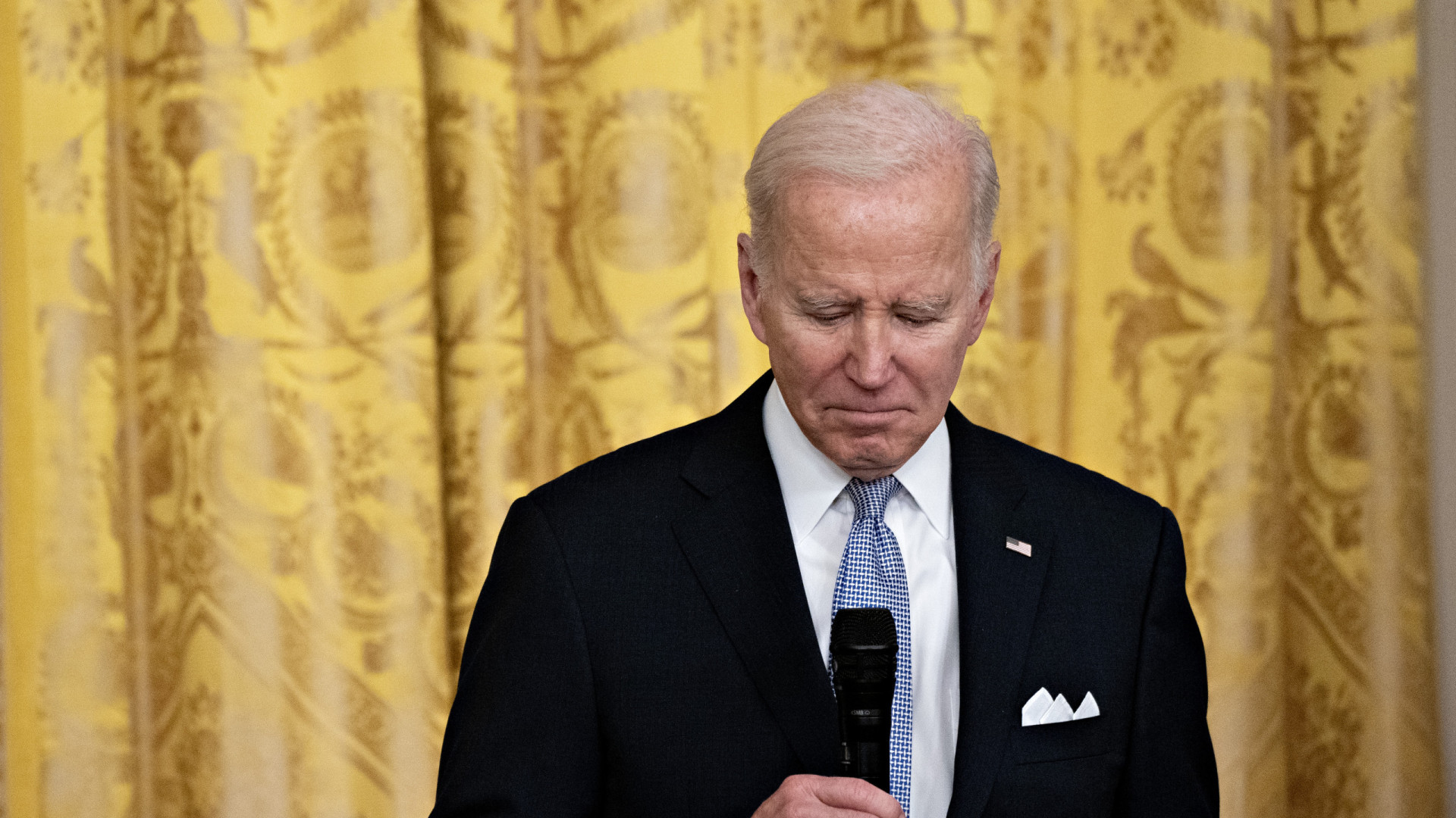 Biden insiste em restringir uso de armas após vários tiroteios recentes