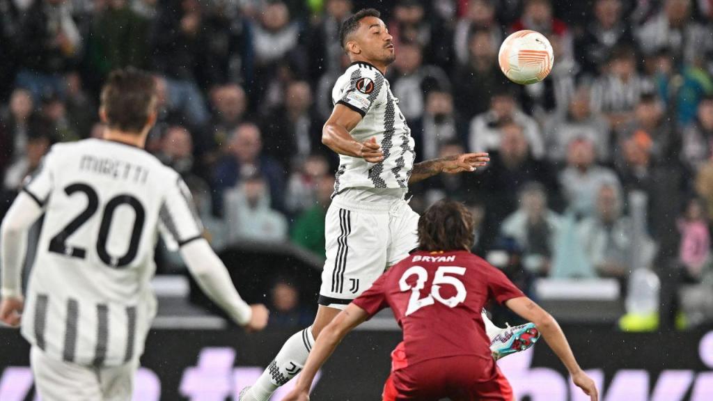 Juventus marca no último lance e empata com Sevilla nas meias-finais da Liga Europa