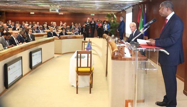 João Lourenço quer investimentos na produção de medicamentos para atender consumidores