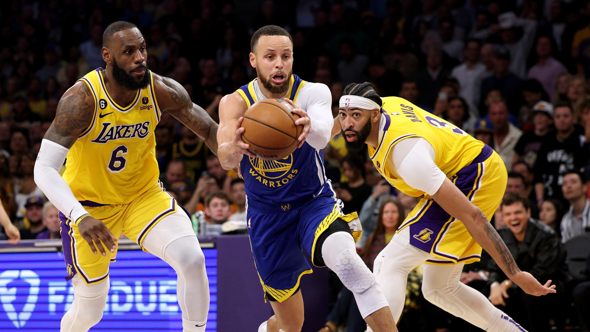 ‘Show’ de Curry não chega. Lakers deixam campeões à beira do ‘KO’