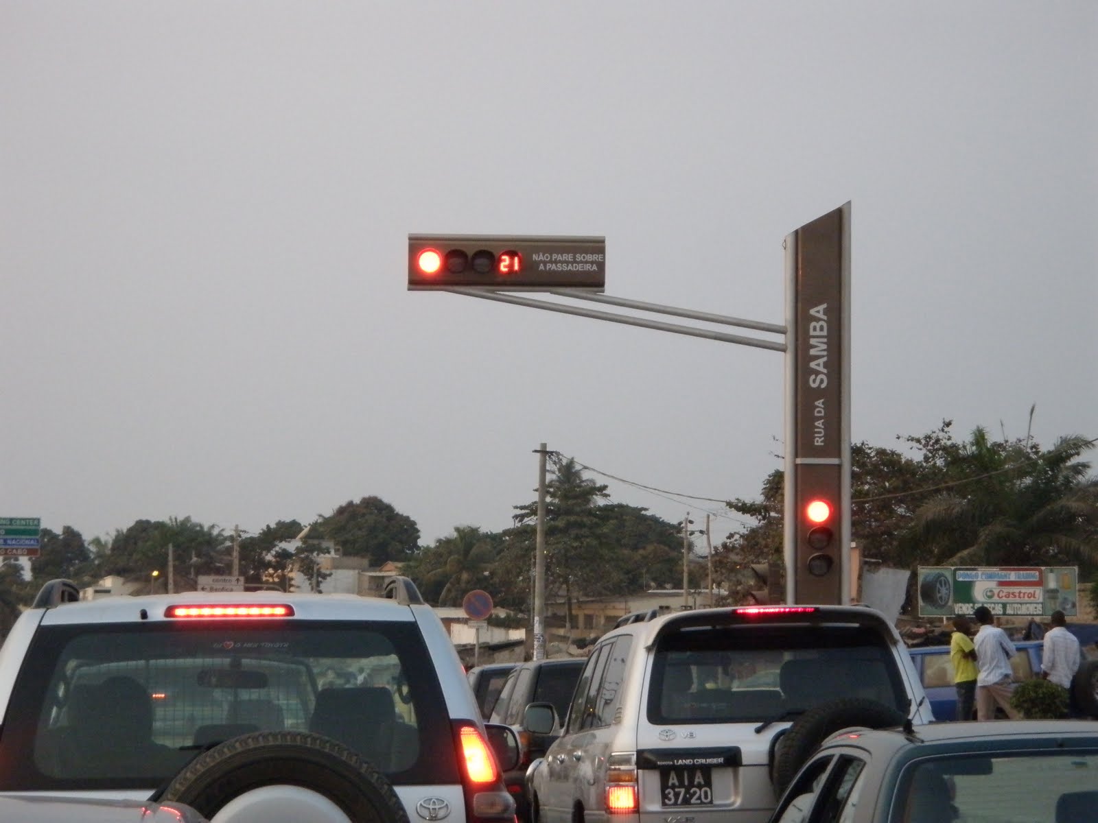 Semáforos avariados e esquecidos nas ruas e avenidas de Luanda