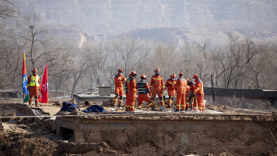 Sobe para 135 o número de mortos após sismo no noroeste da China