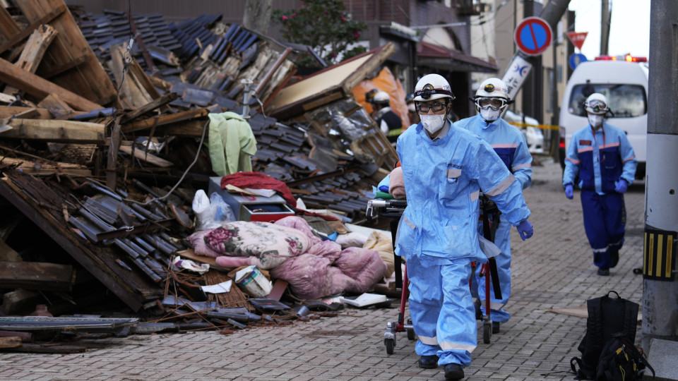 Mais de 242 desaparecidos e 92 mortos em sismo no Japão