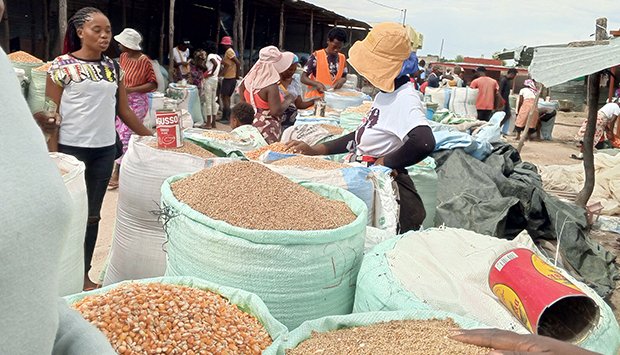 Namibianos entram em Angola para fazer compras mais baratas