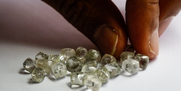 SODIAM arrecada cerca de 21,6 milhões de dólares em leilão de diamantes