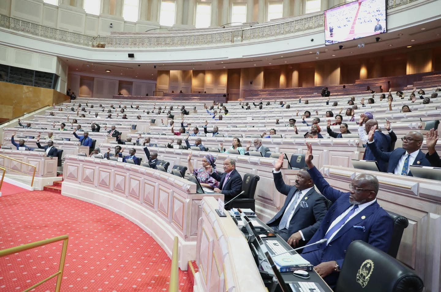 Parlamento nega novo aumento salarial para deputados e esclarece ajustamentos