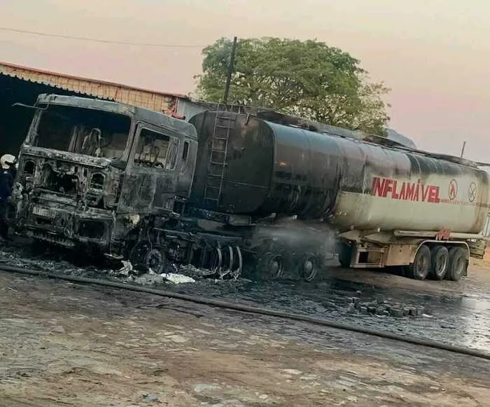 Curto-circuito provoca incêndio num camião cisterna no Lubango